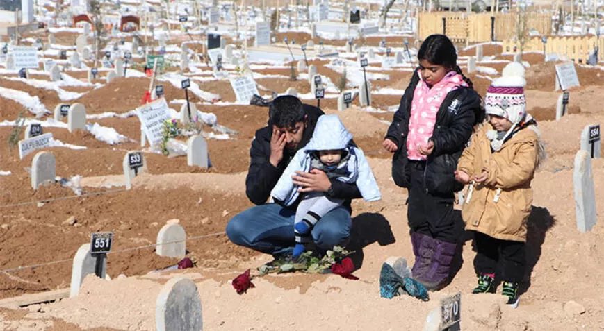 Malatya'da Erkan Uçar (28), depremde hayatını kaybeden eşi Ebru Uçar'ın (27) mezarını, enkazdan sağ çıkarılan çocuklarıyla birlikte ziyaret edip, gül bırakarak Sevgililer Günü’nü kutladı.