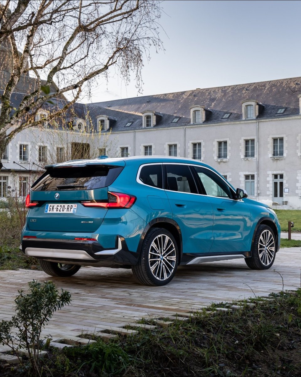 BMW's tweet photo. Roses are red, violets are blue, #THEiX1 electrifies and so do you 🌹 #BMWi 

The #BMW iX1 xDrive30 :
Power consumption/100 km, CO2 emission/km, weighted comb.: 19.1–16.8 kWh, 0 g. Electric range:394–440 km. According to WLTP, https://t.co/twXzMrWMl3. https://t.co/54txA5rr3n