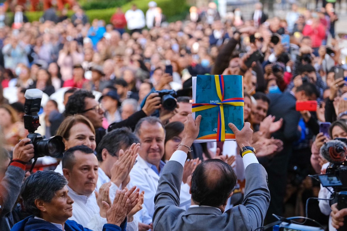 petrogustavo's tweet photo. Presentada la reforma a la salud. A partir de esta ley Colombia tendrá un fuerte sistema de atención primaria y preventiva y no habrá intermediación privada de los recursos públicos.

Los y las médicas irán a los hogares permanentemente. https://t.co/5hGHqOSccT