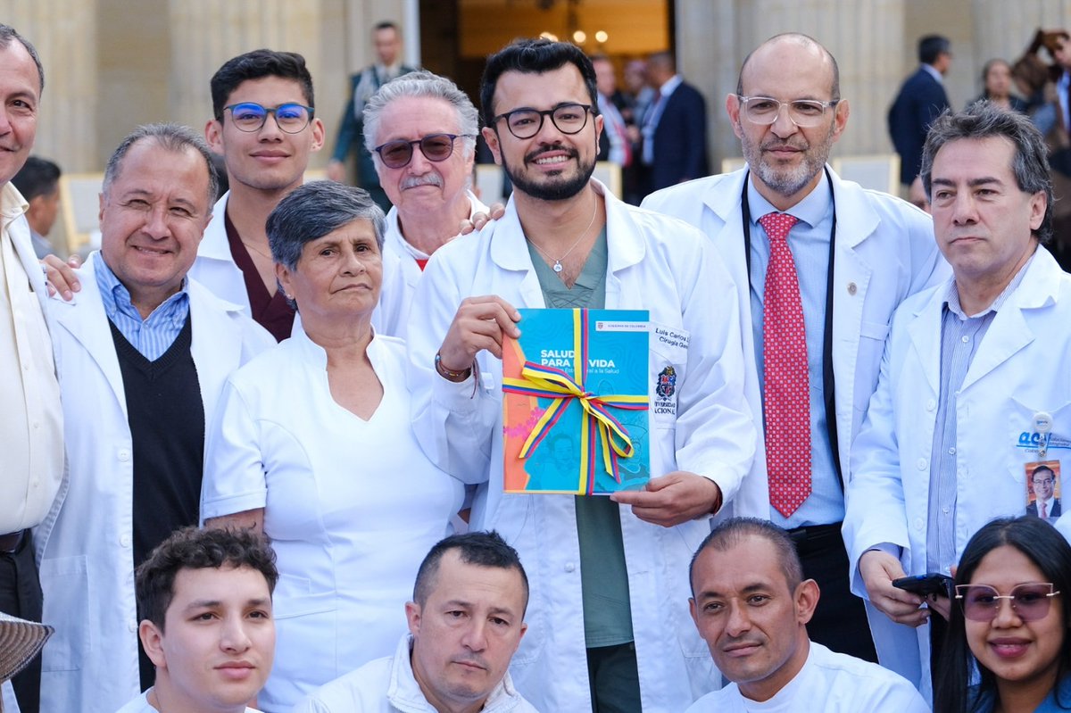 petrogustavo's tweet photo. Presentada la reforma a la salud. A partir de esta ley Colombia tendrá un fuerte sistema de atención primaria y preventiva y no habrá intermediación privada de los recursos públicos.

Los y las médicas irán a los hogares permanentemente. https://t.co/5hGHqOSccT