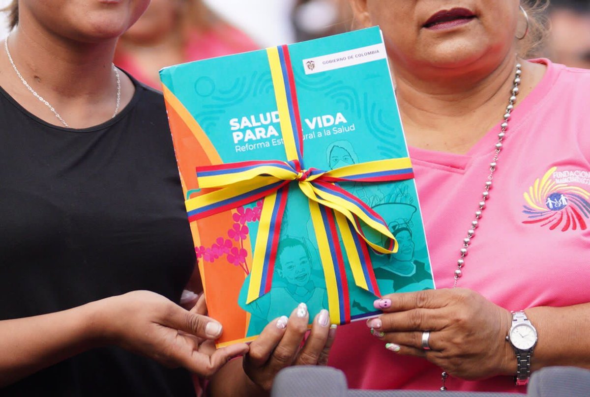 petrogustavo's tweet photo. Presentada la reforma a la salud. A partir de esta ley Colombia tendrá un fuerte sistema de atención primaria y preventiva y no habrá intermediación privada de los recursos públicos.

Los y las médicas irán a los hogares permanentemente. https://t.co/5hGHqOSccT