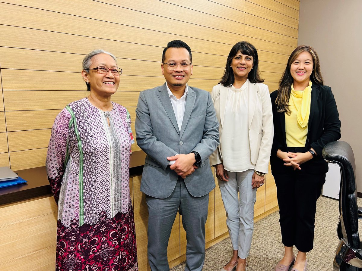 shareenyEDF's tweet photo. @niknazmi continues his dialogue with NGOs.  Today with @EnvDefenseFund and CETDEM on the climate &amp; economic benefits of reducing O&amp;G  #methane emissions. The Minister's keen interest shows @nreccmalaysia's seriousness and the Minster's leadership on addressing climate change. https://t.co/S9uoytxCOb