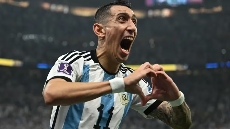 CabineSport's tweet photo. Em dia dos namorados, perguntamos qual foi o jogador que vos fez apaixonar por futebol? ❤️ https://t.co/BEj5o0xU4J