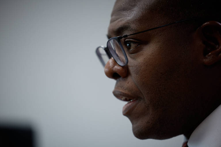 ENTREVISTA: SILVIO ALMEIDA

Conversei com o ministro dos Direitos Humanos. Falamos sobre os Yanomami, garimpeiros, golpistas, democracia, Ditadura, Covid, Bolsonaro, Damares e genocídio.

“Não se chega a uma tragédia desse tamanho sem responsabilidade”

O fio, na <a href="/folha/">Folha de S.Paulo</a> 👇🧶