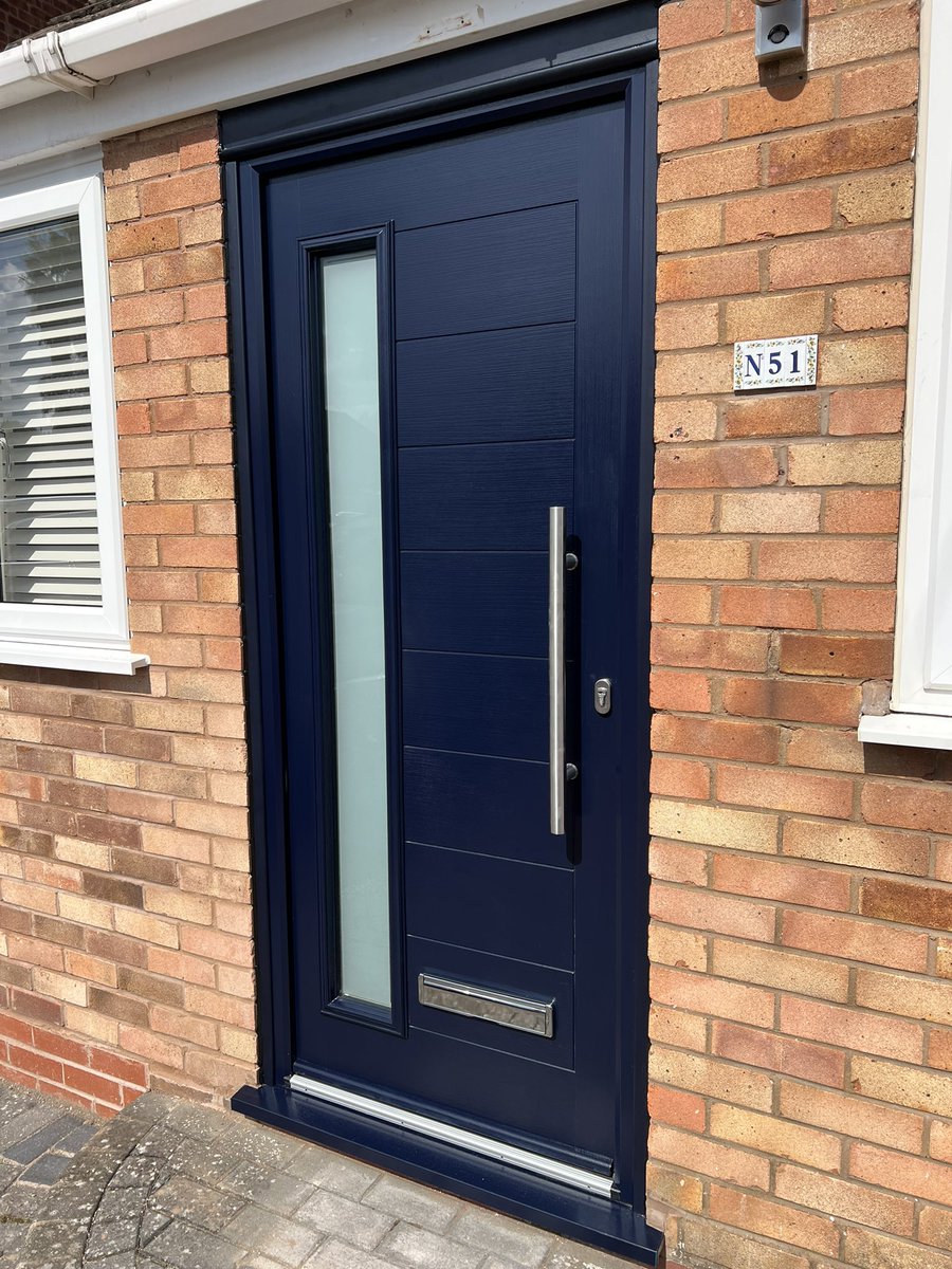 TandR2006's tweet photo. Roses are Red, violets are Blue, these customers chose beautiful doors, and so can you. 🥰❤️. Click on the link below to design your next front door. https://t.co/OK05ORmaZU. Or you can visit us on Thursday at @WorcsFOB #WorcestershireHour #14february https://t.co/SModNekZUV