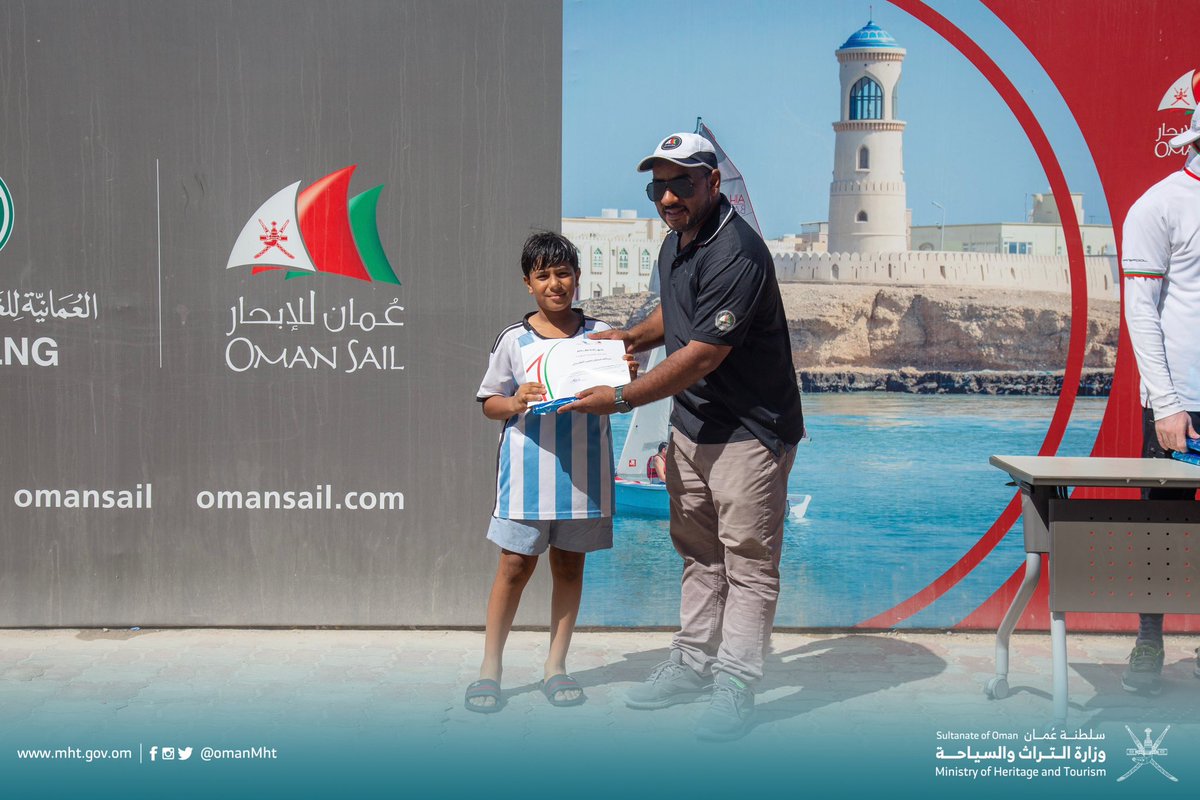 OmanMHT's tweet photo. ضمن فعاليات #مهرجان_التراث_البحري_العماني في ولاية صور أقامت عمان للإبحار سباقا لفئة الناشئين، للتعريف برياضة الإبحار الشراعي للأجيال القادمة وإبراز التاريخ البحري العُماني ⛵️

#تراث_وسياحة 
#غير_جو https://t.co/x0Idc59wDj
