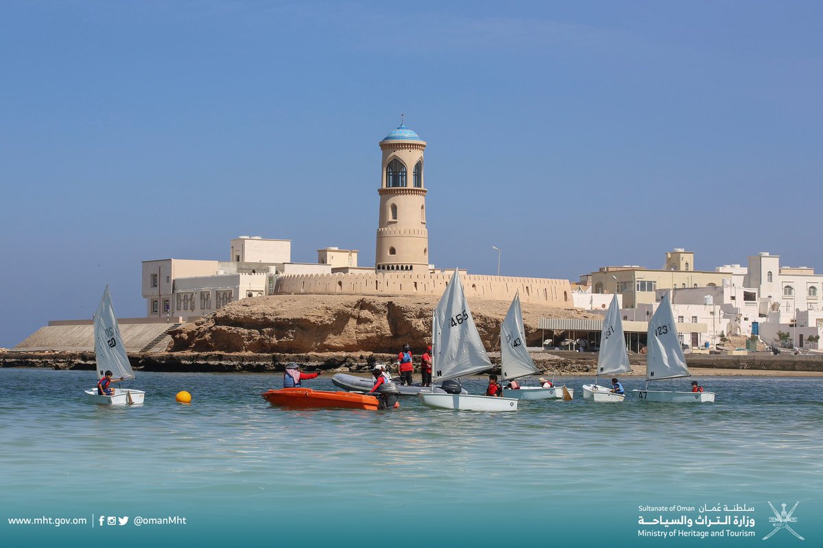 OmanMHT's tweet photo. ضمن فعاليات #مهرجان_التراث_البحري_العماني في ولاية صور أقامت عمان للإبحار سباقا لفئة الناشئين، للتعريف برياضة الإبحار الشراعي للأجيال القادمة وإبراز التاريخ البحري العُماني ⛵️

#تراث_وسياحة 
#غير_جو https://t.co/x0Idc59wDj