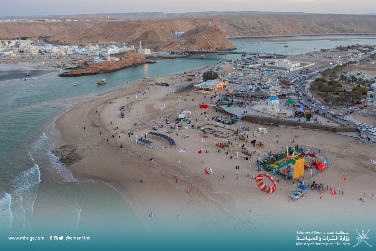 OmanMHT's tweet photo. ضمن فعاليات #مهرجان_التراث_البحري_العماني في ولاية صور أقامت عمان للإبحار سباقا لفئة الناشئين، للتعريف برياضة الإبحار الشراعي للأجيال القادمة وإبراز التاريخ البحري العُماني ⛵️

#تراث_وسياحة 
#غير_جو https://t.co/x0Idc59wDj