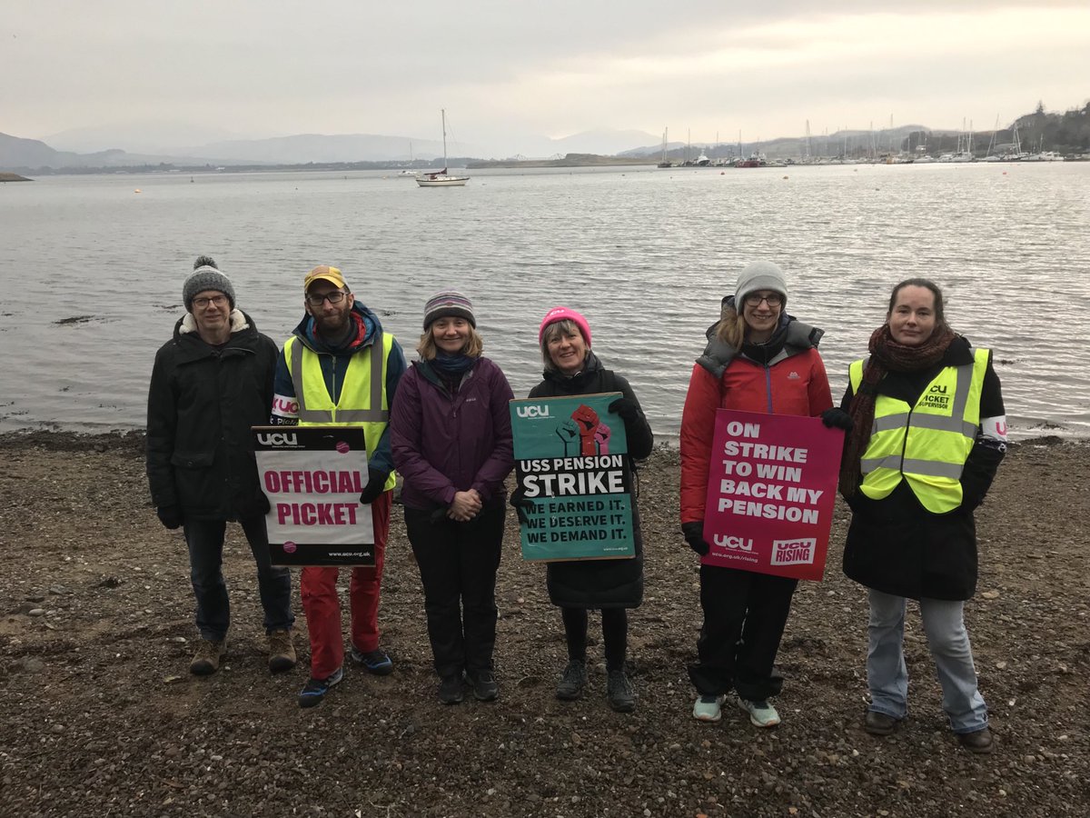 UCUScotland's tweet photo. Happy Valentine’s Day from the ⁦@UCU_sams⁩ beach picketlines #ucuRiSING ✊️🏖💜💖💜 https://t.co/CvhR6LWdJ1
