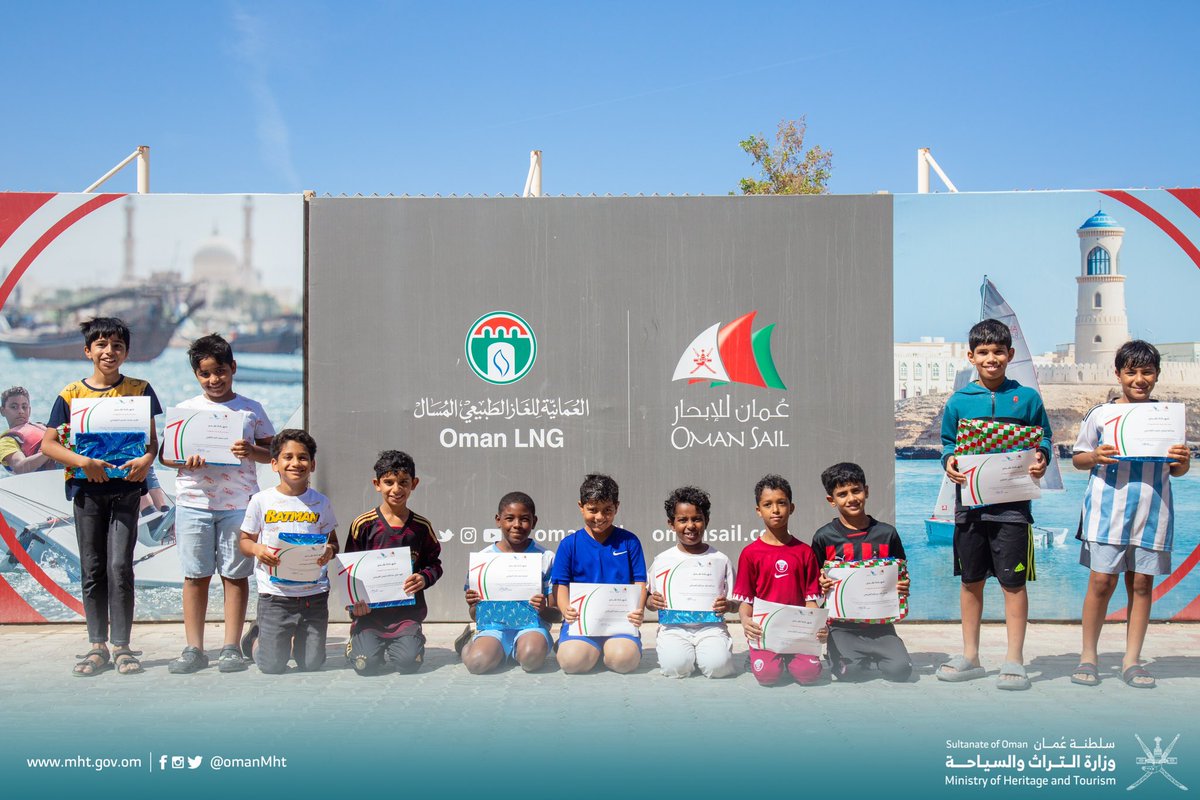 OmanMHT's tweet photo. ضمن فعاليات #مهرجان_التراث_البحري_العماني في ولاية صور أقامت عمان للإبحار سباقا لفئة الناشئين، للتعريف برياضة الإبحار الشراعي للأجيال القادمة وإبراز التاريخ البحري العُماني ⛵️

#تراث_وسياحة 
#غير_جو https://t.co/x0Idc59wDj