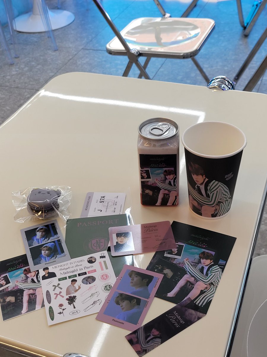 1_first_rose's tweet photo. 💚카페 플로이드
특전 정말 탐나서 빠르게 갔는데 너무 예쁘고ㅜㅜ 여권이랑 티켓 정말 예뿌요....신분증이랑 책갈피도 기대이상.....
직원분들 친절하시고 카페도 무드있게 잘 꾸며져 있었어요!
#midnight_in_paris
#파리의_밤하늘_빛나는_별_재현
#낭만을_품은_재현아_생일_축하해 https://t.co/zfZ3KOjqzn