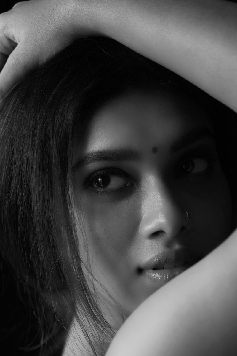 DoneChannel1's tweet photo. I fell in love with black, it contained all colours #happyvalentinesday 

#dusharavijayan #dv #DV #Dush #dush #love #Colors https://t.co/hUnbj6jf71