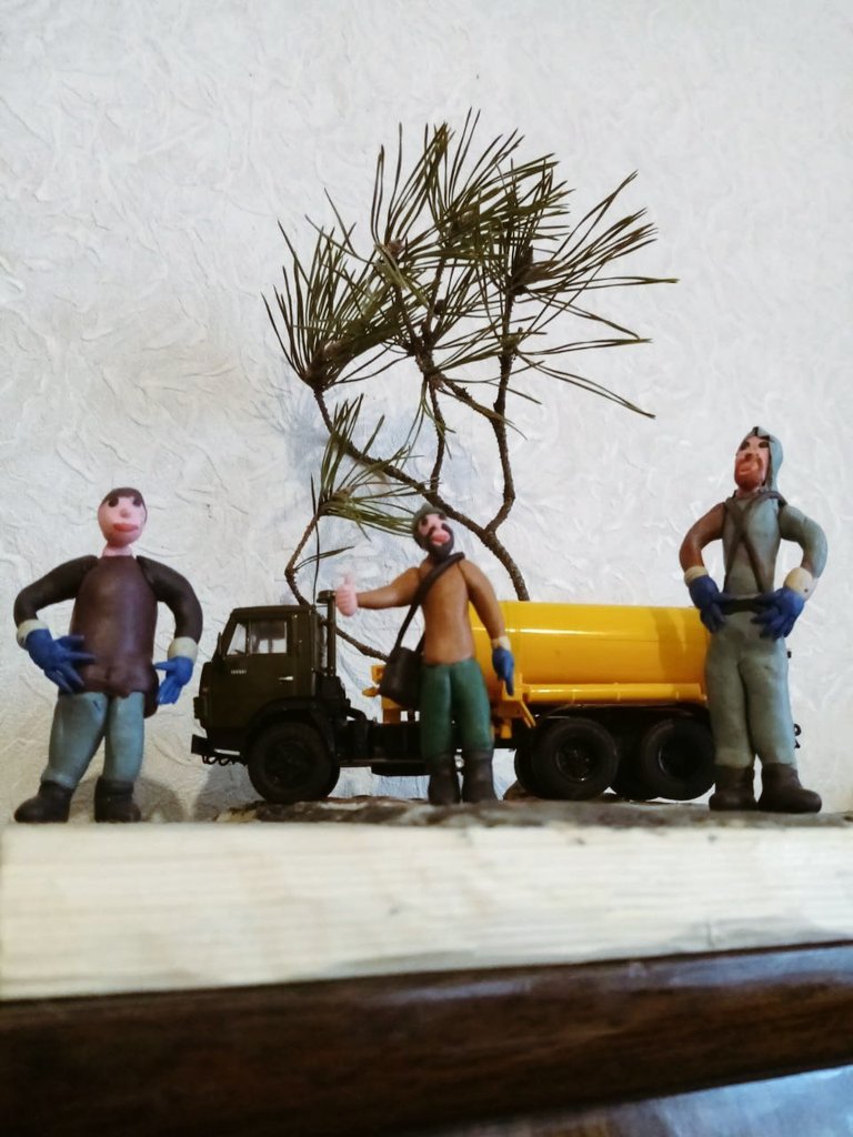 Недавно мой друг рассказал мне невероятно трогательную историю о своей работе. Он работает ассенизатором. И сын одного постоянного клиента каждый очень ждёт их приезда, помогает открывать люк и тп. И один раз мой друг приезжает на вызов и видит вот это 🙈😍