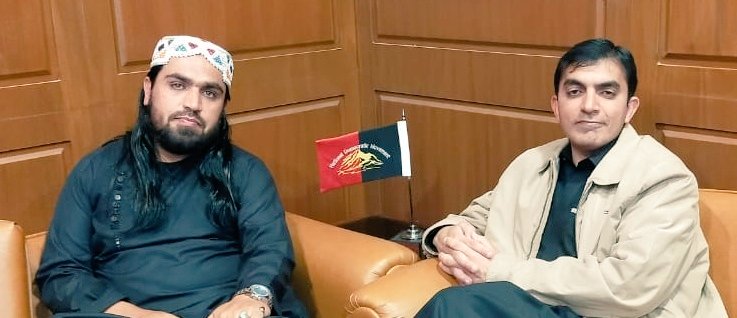 QTahirMsd's tweet photo. کسی کام سے اسلام آباد آیا تھا تو مناسب نہی سمجھا کہ ایک سچے دوست ، پشاور سنٹرل جیل کا ساتھی اور پشتون قوم کے نمائندہ اور این ڈی ا��م کے چئیرمین محسن داوڑ سے ملنے بغیر واپس جاؤ اسلئے بہت مصروفیت کے باوجود اسکے دفتر میں ملاقات کی https://t.co/Jkj5nVPOvk