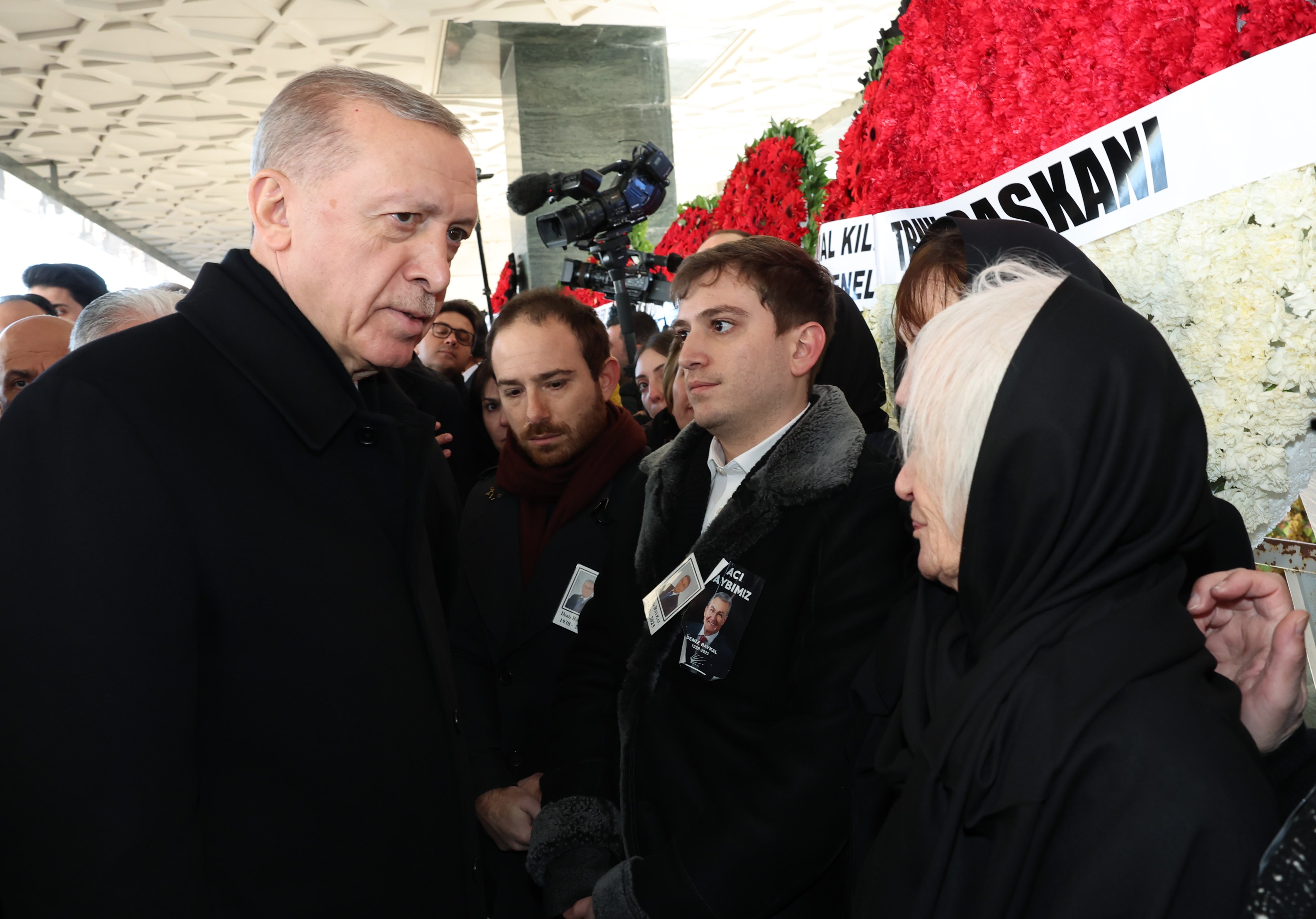 AK Parti on X: "Cumhurbaşkanımız Recep Tayyip Erdoğan, eski CHP Genel Başkanı ve Antalya Milletvekili Deniz Baykal için Ahmet Hamdi Akseki Camisi'nde düzenlenen cenaze törenine katıldı. https://t.co/qkyK6aw7kJ" / X