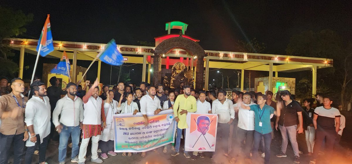 nsui's tweet photo. NSUI Odisha State President Yashir Nawaz along with NSUI activists protested infront of Utkal University and burnt the effigy of Union Education Minister Dharmendra Pradhan against the brutal attack done by #ABVPGoons on JNU professor Surajit Majumdar. https://t.co/L6IcC3UcpA