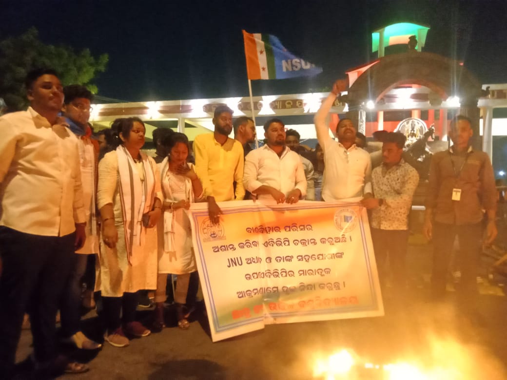 nsui's tweet photo. NSUI Odisha State President Yashir Nawaz along with NSUI activists protested infront of Utkal University and burnt the effigy of Union Education Minister Dharmendra Pradhan against the brutal attack done by #ABVPGoons on JNU professor Surajit Majumdar. https://t.co/L6IcC3UcpA