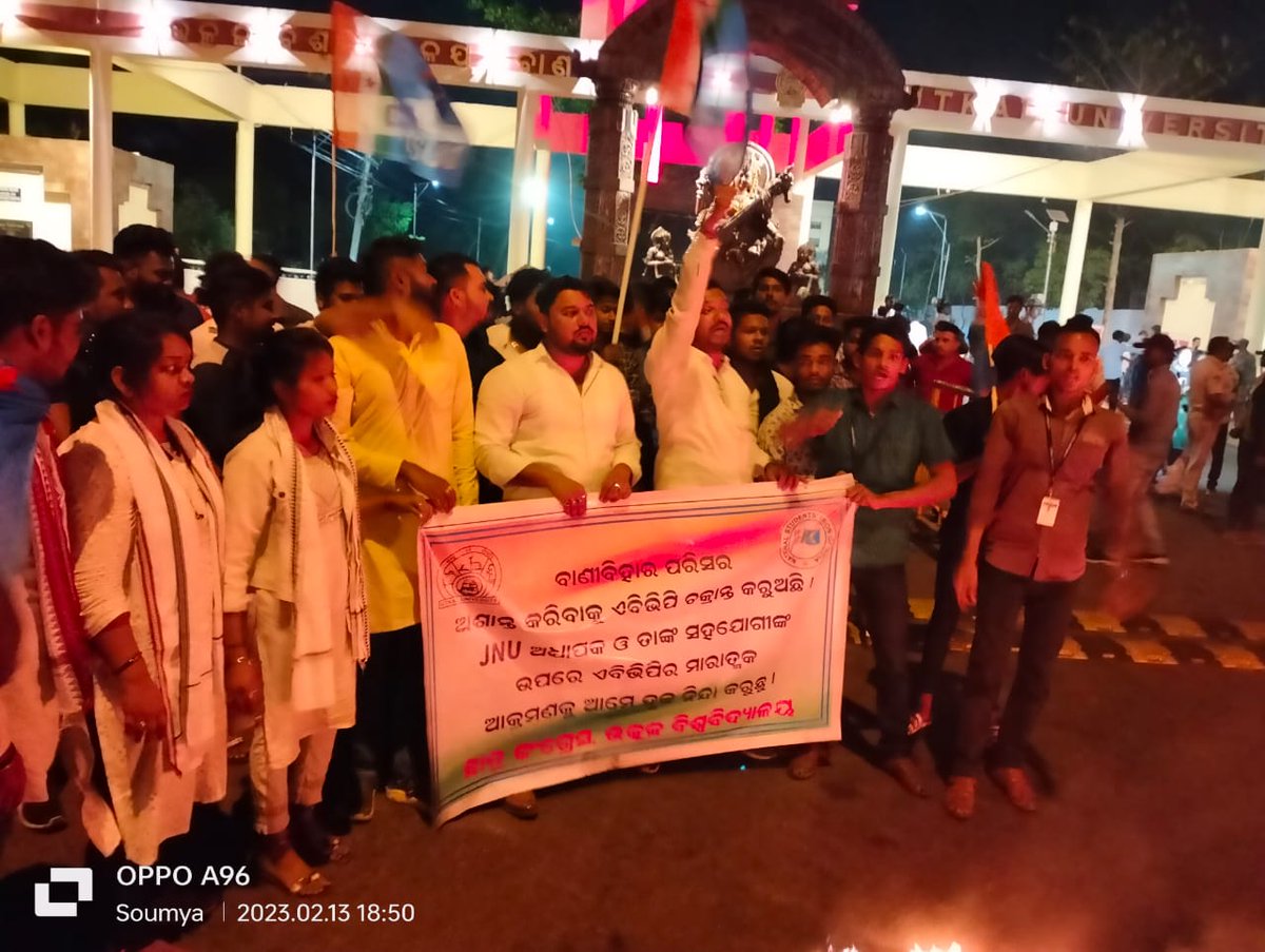 nsui's tweet photo. NSUI Odisha State President Yashir Nawaz along with NSUI activists protested infront of Utkal University and burnt the effigy of Union Education Minister Dharmendra Pradhan against the brutal attack done by #ABVPGoons on JNU professor Surajit Majumdar. https://t.co/L6IcC3UcpA