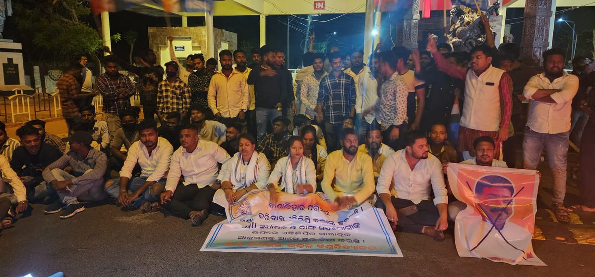 nsui's tweet photo. NSUI Odisha State President Yashir Nawaz along with NSUI activists protested infront of Utkal University and burnt the effigy of Union Education Minister Dharmendra Pradhan against the brutal attack done by #ABVPGoons on JNU professor Surajit Majumdar. https://t.co/L6IcC3UcpA