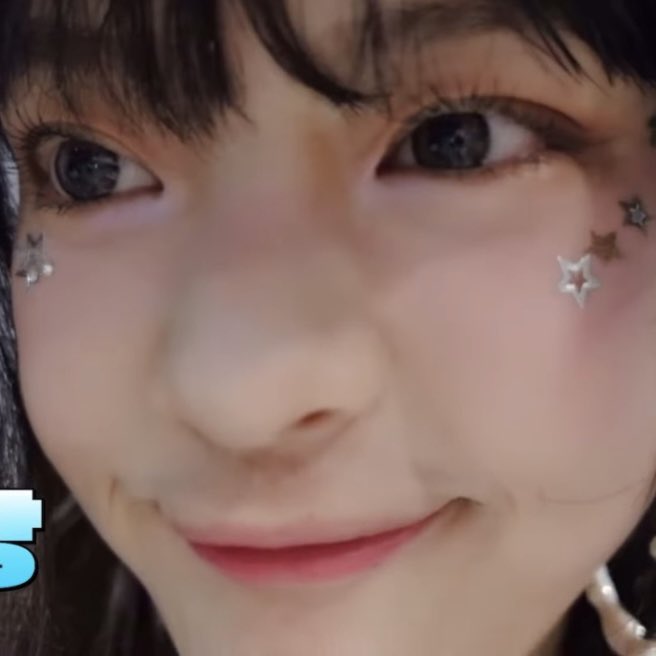 archivehanni's tweet photo. hanni’s bread cheeks https://t.co/Pb9yirkTAe