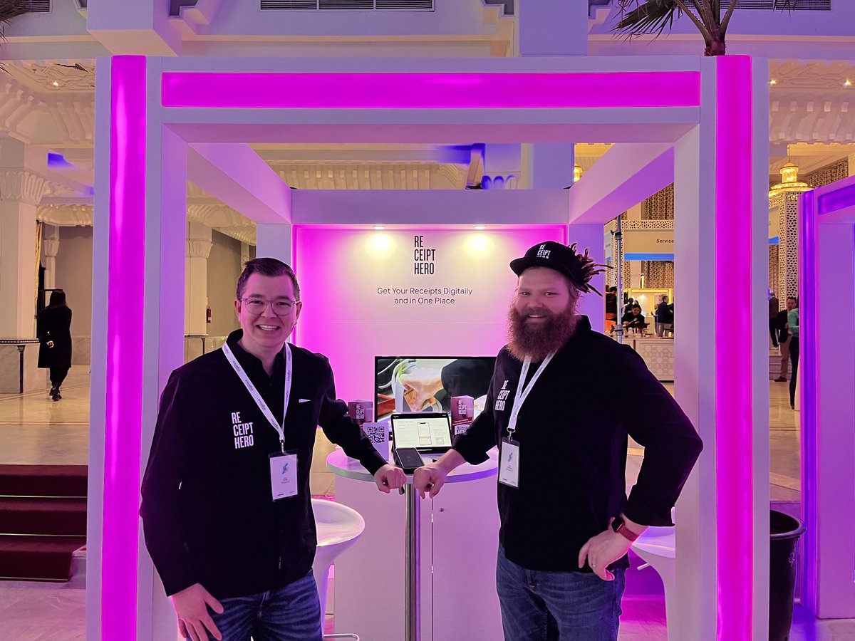 Digital receipts are front and center at ⁦<a href="/ingenico/">Ingenico</a>⁩ #Paytech. ⁦<a href="/SPihlajaniemi/">TheReceiptGuy</a>⁩ providing a comprehensive demo of product and transaction receipts available with ⁦<a href="/GetReceiptHero/">ReceiptHero</a>⁩ on the PPaaS platform!