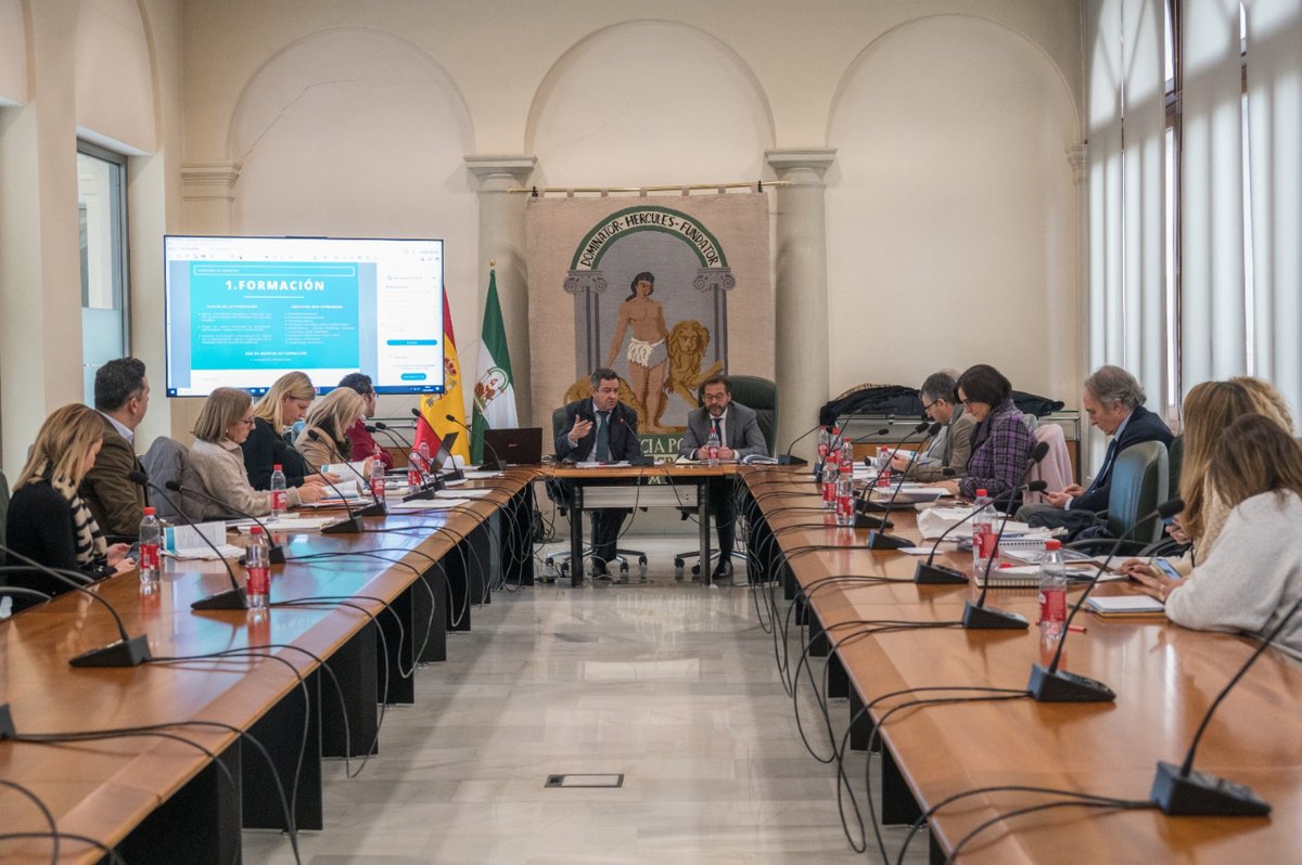 IAAPJunta's tweet photo. El director del #IAAP, @pploaiza, ha mantenido una reunión de coordinación en Granada con el Delegado del Gobierno de la Junta de #Andalucía, @agranados6957, y los Delegados Territoriales en la provincia @JuntaGranada

#IAAPContigo https://t.co/7DV90s8sGB