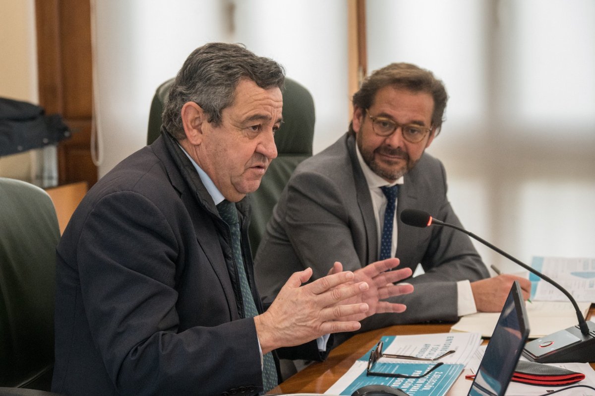 IAAPJunta's tweet photo. El director del #IAAP, @pploaiza, ha mantenido una reunión de coordinación en Granada con el Delegado del Gobierno de la Junta de #Andalucía, @agranados6957, y los Delegados Territoriales en la provincia @JuntaGranada

#IAAPContigo https://t.co/7DV90s8sGB
