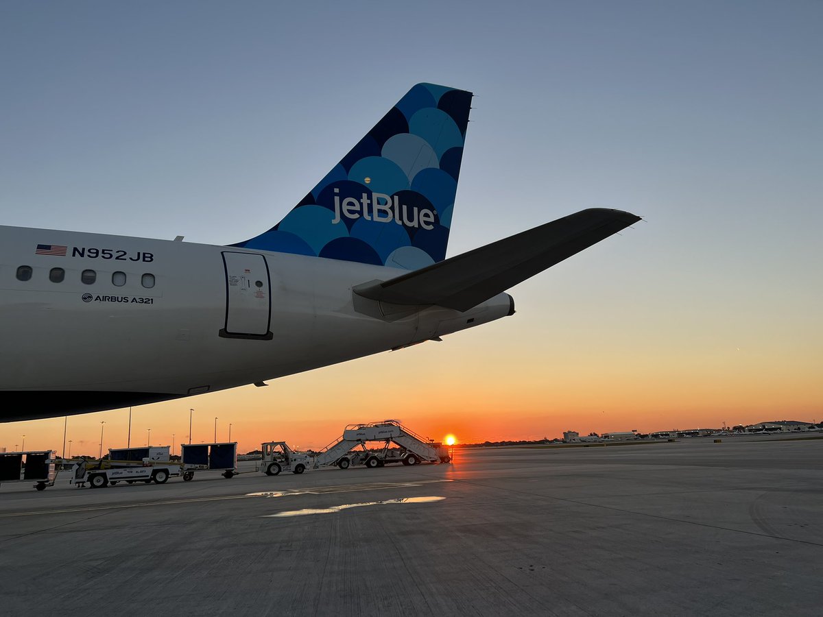 cav_danny's tweet photo. Yours Blue-Ly taking our amazing Boston passengers up on this fine morning. #flyblue https://t.co/Zts2PUPH5l