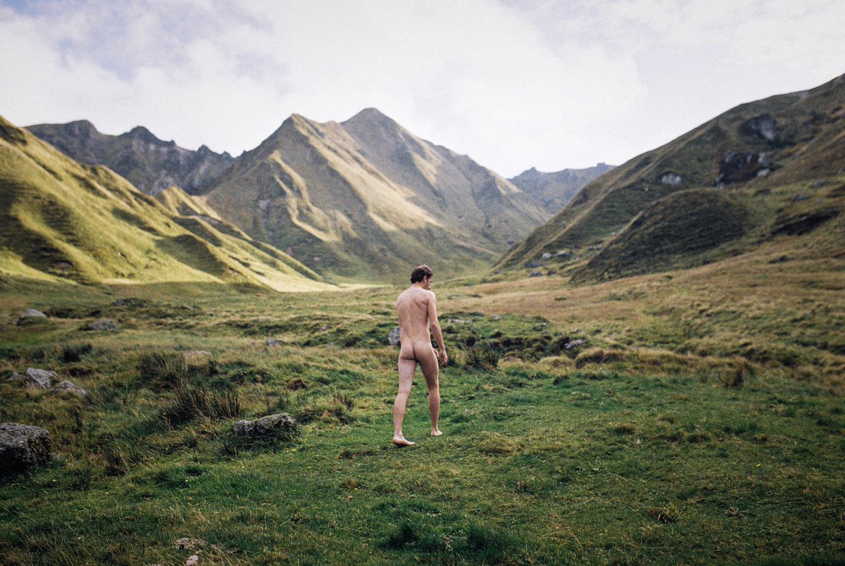 currents_px's tweet photo. Showing off my butt for once. I was cold so I hope you like it 💚

Photo by Robin Langelier (find him on Instagram) https://t.co/WovuovC8f7