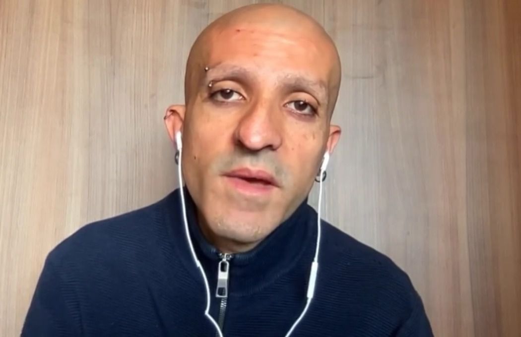 ortegabalboa's tweet photo. A un lado, un estafador condenado, que pidió perdón y devolvió lo defraudado.
Al otro, un estafador múltiple sin condena, q se hizo millonario capitalizando lo defraudado. Dos veces presidente de Chile solo para saquearlo para él y sus amigos. Un sinvergüenza. https://t.co/jsTUfpy0iS