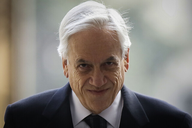 ortegabalboa's tweet photo. A un lado, un estafador condenado, que pidió perdón y devolvió lo defraudado.
Al otro, un estafador múltiple sin condena, q se hizo millonario capitalizando lo defraudado. Dos veces presidente de Chile solo para saquearlo para él y sus amigos. Un sinvergüenza. https://t.co/jsTUfpy0iS