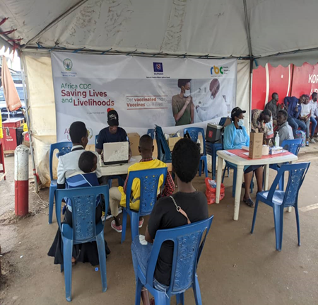 Vaccinating against #COVID19 is saving lives. @AfricaCDC in p'shp with @MastercardFdn thru Saving Lives & Livelihood #SLL Programme is supporting & strengthening #COVID19Vaccination Centres in #Rwanda to ensure vaccination service delivery is continuous & sustained #GetVaccinated