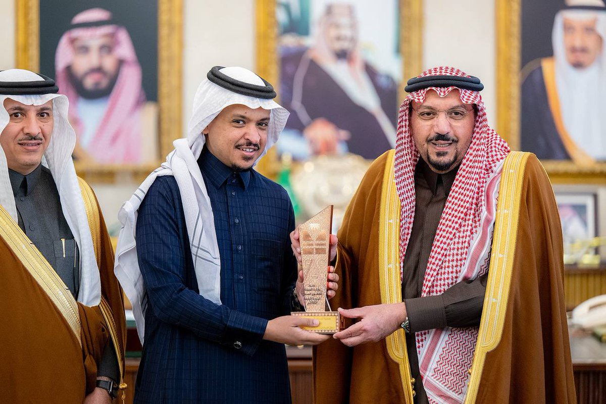 k_alrogi's tweet photo. شرفت
هذا اليوم وقبل أيام بلقاء سمو أمير منطقة القصيم الغالي صاحب السمو الملكي الأمير الدكتور فيصل بن مشعل بن سعود بن عبدالعزيز ال سعود.

وفي كل مرة أحظى بكرم بالغ ودعم لامحدود
وكلمات عظيمة ❤️

أمير الإنسانية...مدرسة نستفيد منها وتلهمنا دائماً للأفضل في خدمة وطننا 🇸🇦🇸🇦 https://t.co/kpr4yGi10O