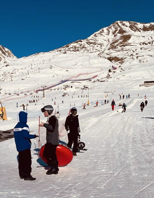 RGSHWTrips's tweet photo. Junior Ski tour - Staff & Students enjoy some snow tubbing before hitting the slopes for this mornings lessons #fun #alpinelife #teamRGS https://t.co/dZKsMUaTgt