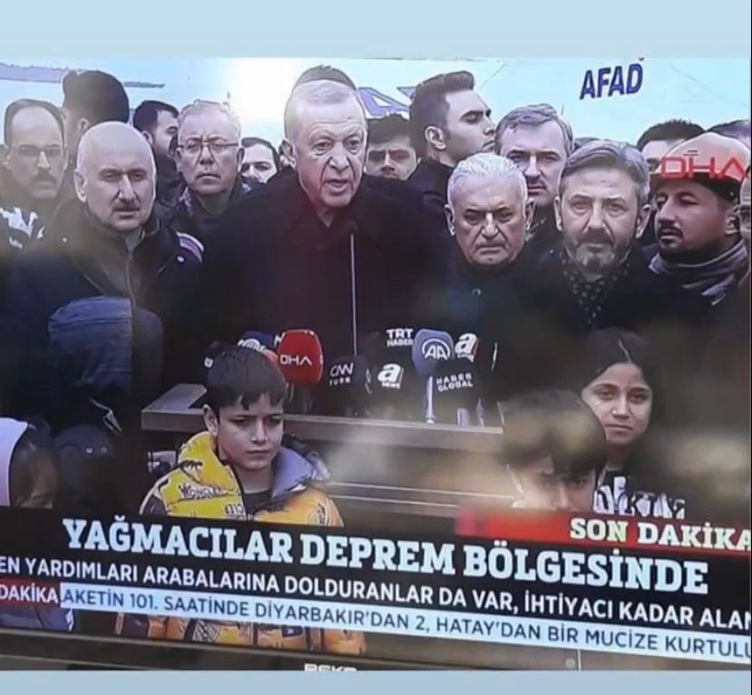 yirmiucderece's tweet photo. 📌Erdoğan'ın konuştuğu esnada TV ekranında 'Yağmacılar deprem bölgesinde' yazması sosyal medyada gündem oldu. https://t.co/JIUlrIDGM5