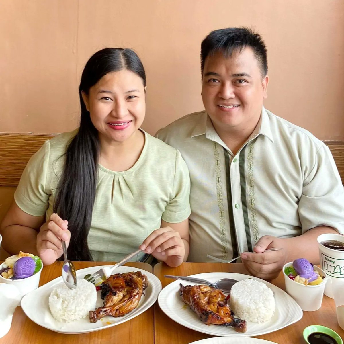 dearmomsph's tweet photo. Mang Inasal Ihaw-Sarap Combo Deals! This #MangInasalAt20, we got P20 off on our favorite Chicken Inasal Paa and Pecho with Unli Rice, small drink, and the New Halo-Halo 8oz Add-On!Promo is available until Mar. 31, kaya extended ang kilig celebration @MangInasalPH
#ILoveMangInasal https://t.co/Vkm4m0XVjJ