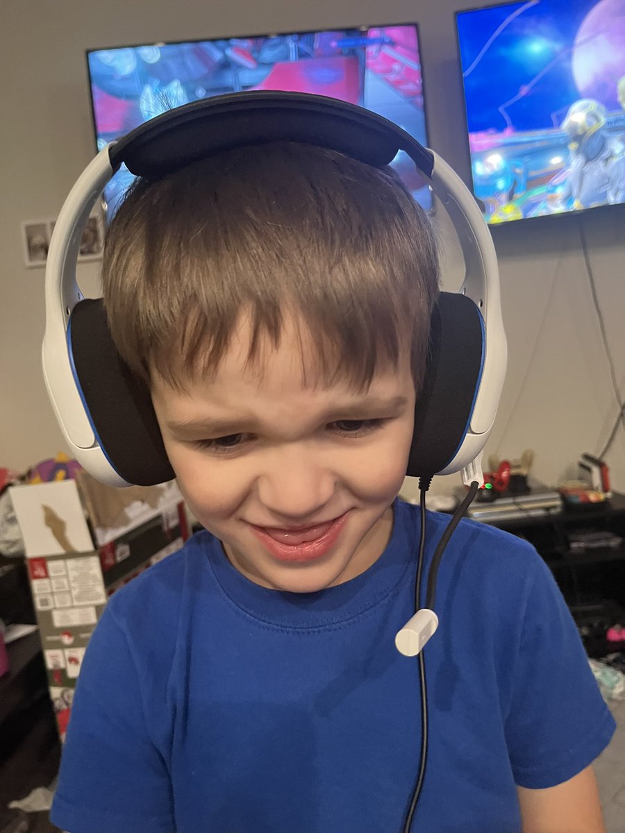 ChiefHawke's tweet image. Happy Valentine’s Day to all! Enjoy the reaction of my best friend teaching my son bad words in Spanish. 😂