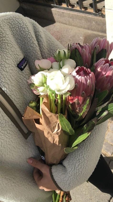 ladymisaki_'s tweet photo. Valentine’s Day 💐 https://t.co/vqng8wmJpU