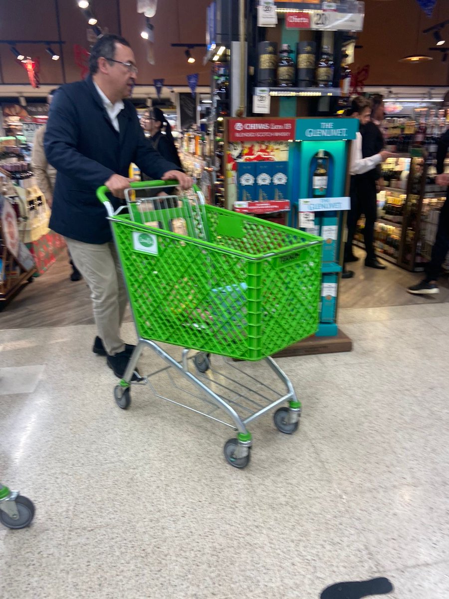 JuanisGonz's tweet photo. Anoche m encontré al Súper Ministro petrista Alfonso Prada en el Carulla de La Cabrera haciendo un mercadito. Llevaba varios kilos de Angus importado y 3 botellas de Buchanan’s 18 años. Eso se llama “Vivir Sabroso”. https://t.co/5CBBp7UC4I