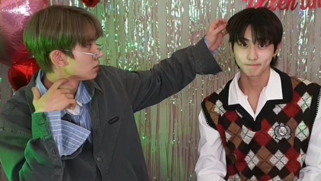 jollywonie's tweet photo. I noticed how Heeseung always touch Jungwon's hair with adoration and say how Jungwon's new hairstyle suits him https://t.co/nYBhVVTyVP
