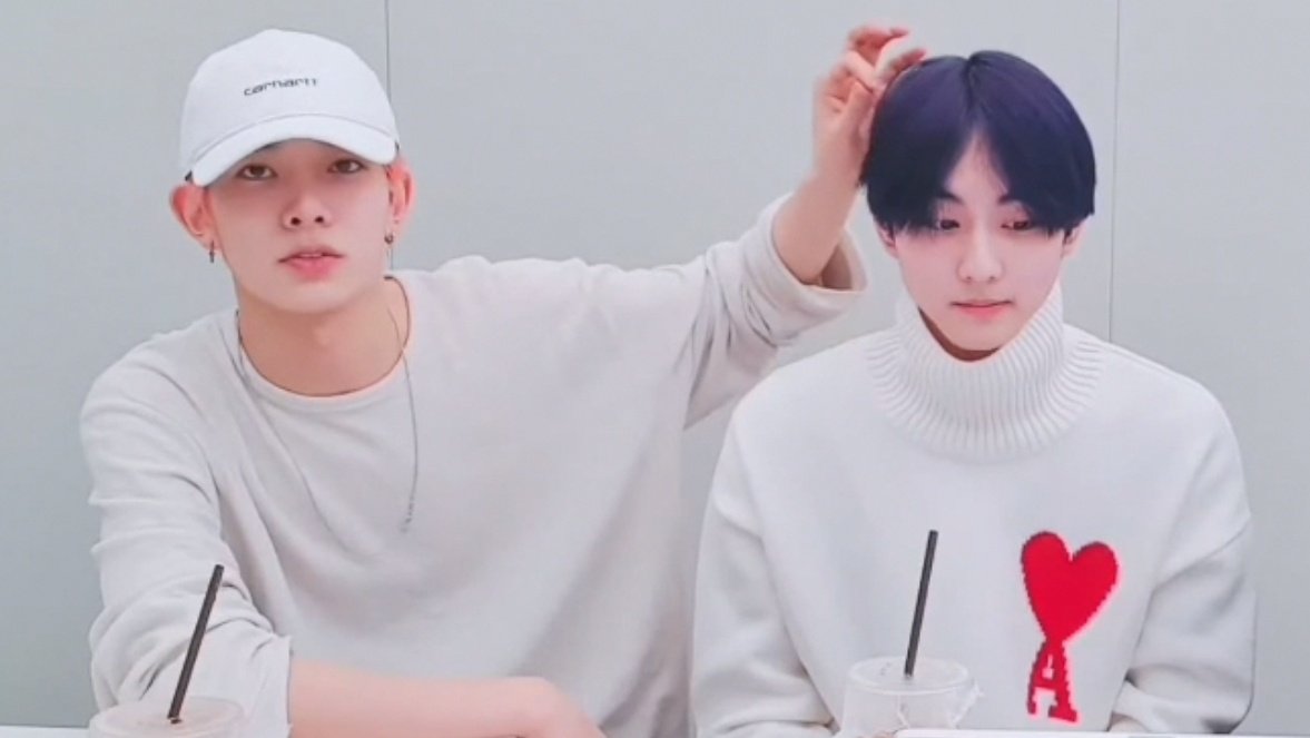 jollywonie's tweet photo. I noticed how Heeseung always touch Jungwon's hair with adoration and say how Jungwon's new hairstyle suits him https://t.co/nYBhVVTyVP