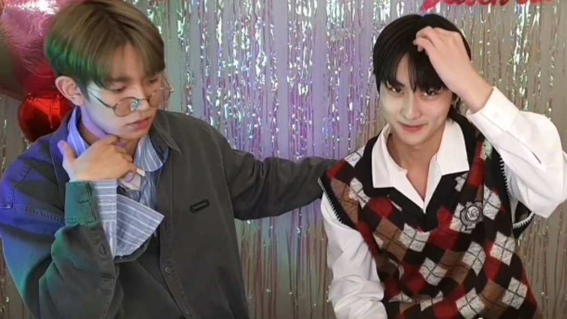 jollywonie's tweet photo. I noticed how Heeseung always touch Jungwon's hair with adoration and say how Jungwon's new hairstyle suits him https://t.co/nYBhVVTyVP