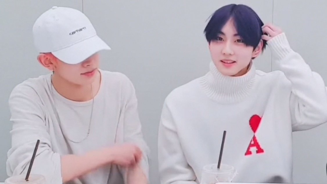 jollywonie's tweet photo. I noticed how Heeseung always touch Jungwon's hair with adoration and say how Jungwon's new hairstyle suits him https://t.co/nYBhVVTyVP