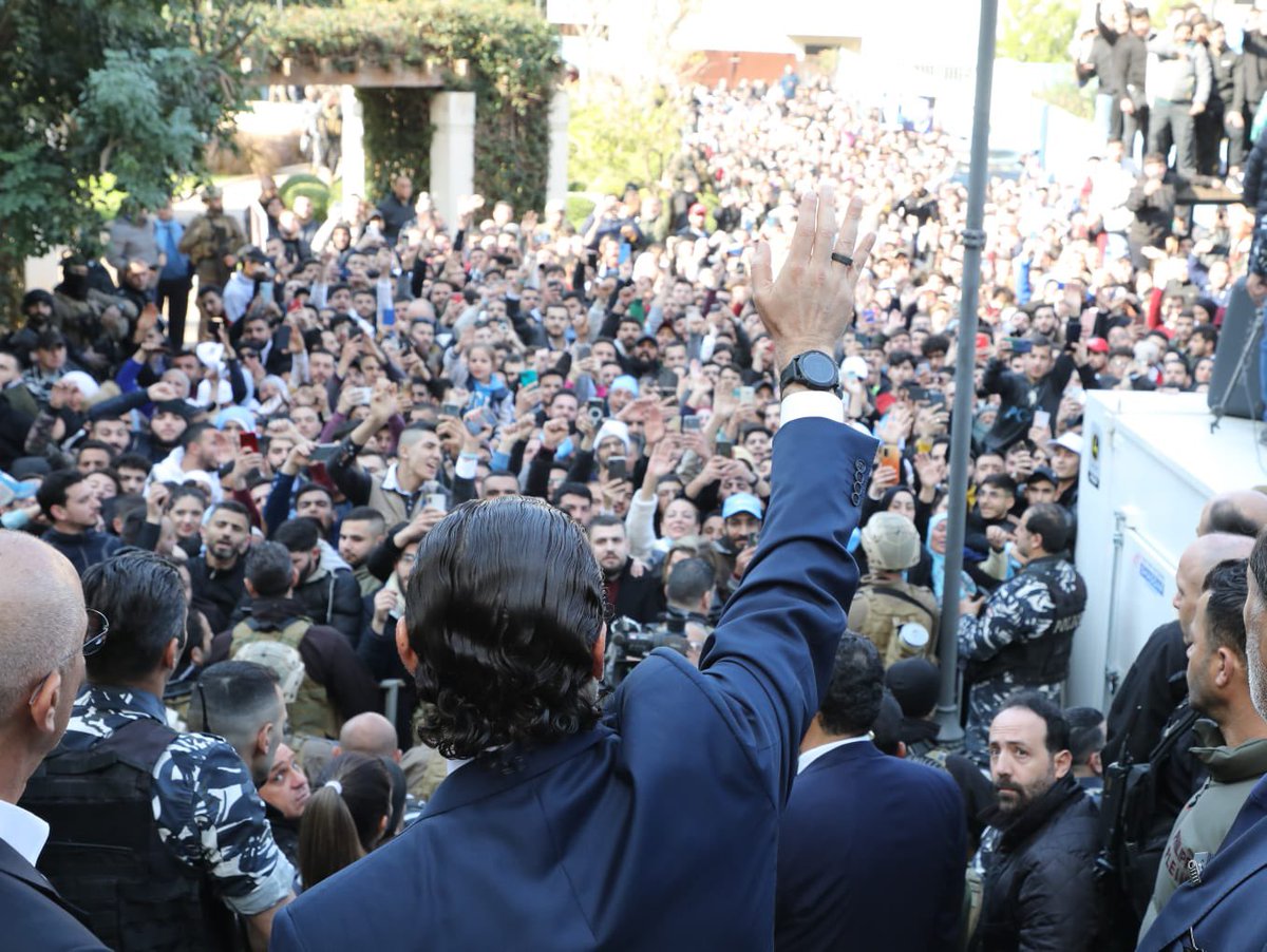 saadhariri's tweet photo. توافد الحشود الشعبية الآتية من مختلف المناطق إلى #بيت_الوسط، حيث تجمعوا في الباحة الخارجية وأطلقوا شعارات التأييد والدعم والمحبة للرئيس سعد الحريري. https://t.co/Am4aWFXJcZ