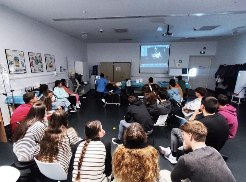 Los alumnos de Bachillerato de los Maristas de Granada visitan la facultad de Medicina de la ciudad, y qué les enseñan? El presente ….. o es que no hacéis ecografia en vuestro día a día ? <a href="/SemesMir/">SEMESMIR</a> <a href="/SEMES_Asturias/">SEMES Asturias</a> <a href="/SEMES_/">SEMES</a> <a href="/ecoSEMES_/">ecoSEMES</a>