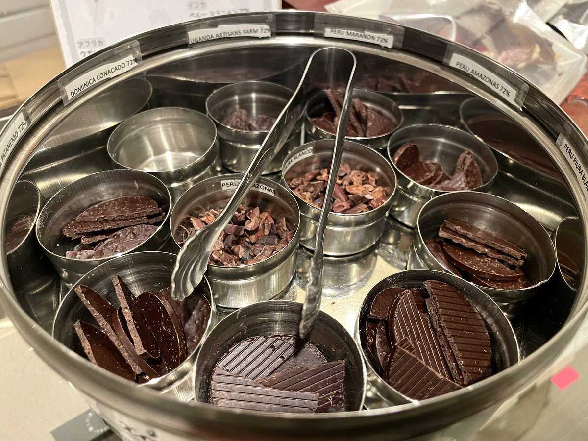 312391_sakura's tweet photo. バレンタインデー♡世間的には
チョコレート屋さんで試食させてもらいながらチョコ選び!
自分が食べたいものをチョイスして夫と食べまーす😋
#バレンタインデー
#xocol https://t.co/EYOLfXglVl