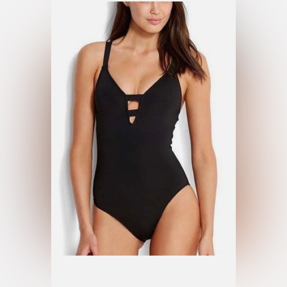 TheEricaNicole's tweet photo. So good I had to share! Check out all the items I'm loving on @Poshmarkapp from @tbiller35 #poshmark #fashion #style #shopmycloset #asos #seafolly #danielrainn: https://t.co/lXntKGIfbC https://t.co/BnY6J8VEtr