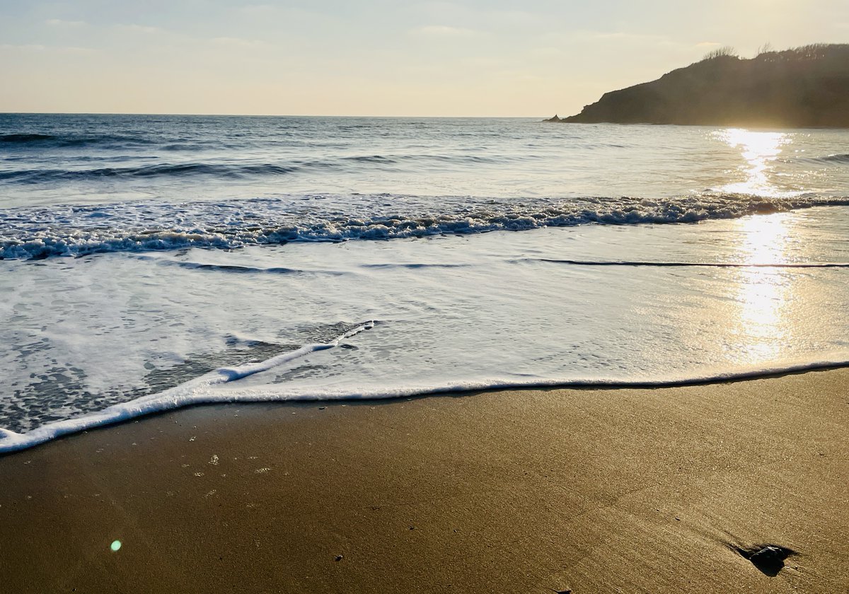 Sunrise at Maenporth Beach. We're loving the lighter mornings we've had recently so we can stop by the beach and take in the view on our way to work 🌅 #lovefalmouth #swisbest #bythesea #coastalliving #ilovecornwall #lovewhereyoulive #falmouth #sunrise