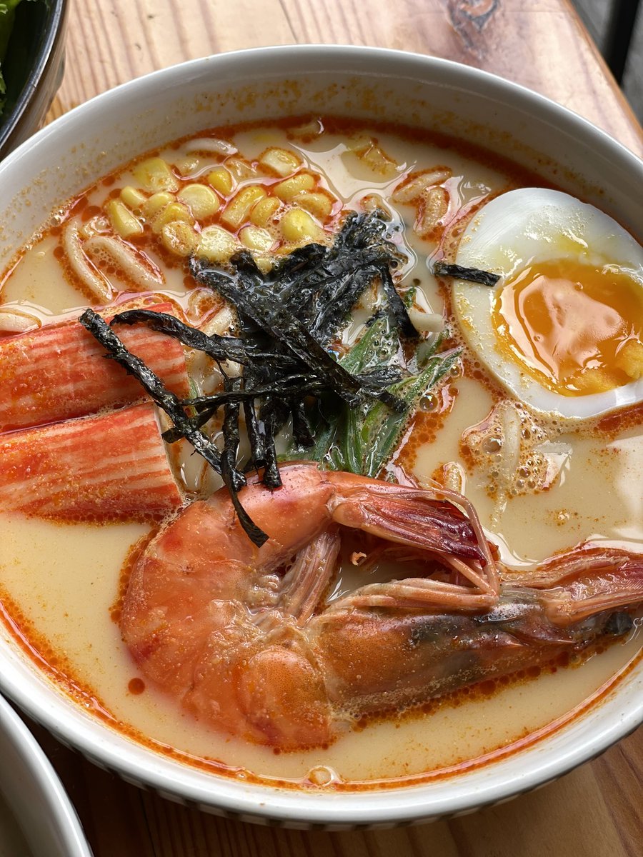 Ramen yang harganya mulai 15rb tanpa Msg dan pengawet, warungnya agak kecil tapi lumayan menarik perhatian dengan warna dan ornamen jepang-jepang an.
Katsu nya guede dan tebel, trus mie dan kaldu kuahnya nya bikin sendiri, #kulyog