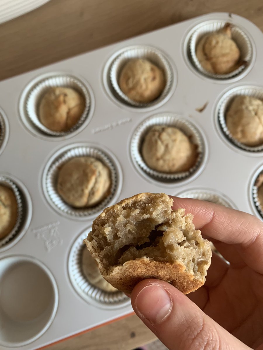 njmkcals's tweet photo. low calorie banana bread muffins! (97cals each) AND THEYRE SO YUMMY https://t.co/qFyVTD0gIu